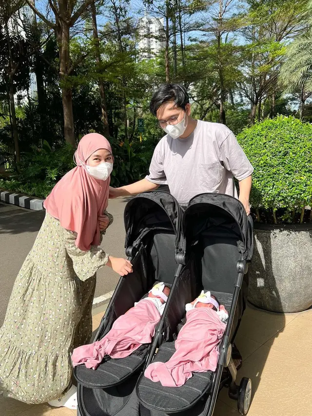 Anisa Rahma dan Suami saat jemur si kembar