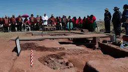 Pendeta Aymara berdoa sebelum dimulainya penggalian bejana pra-Hispanik di Kuil Kalasasaya, Tiwanaku, Bolivia, Rabu (18/9/2019). Bejana ditemukan dalam penggalian situs yang pernah menjadi rumah bagi salah satu kerajaan pra-Hispanik paling penting, Tiwanacota. (AP Photo/Juan Karita)