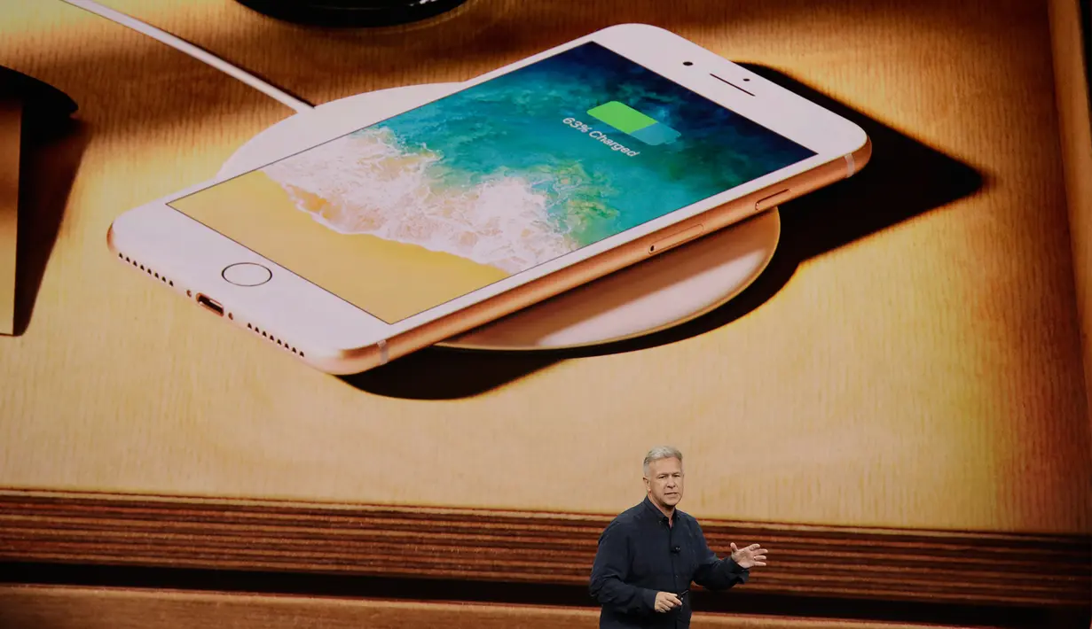 Salah satu fasilitas pada iPhone 8 terbaru milik Apple diluncurkan di Steve Jobs Theatre, California, Selasa (12/9). Fasilitas wireless charging pada kaca belakang untuk mengisi baterai pada ponsel tanpa menggunakan kabel. (AP Photo/Marcio Jose Sanchez)