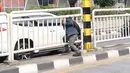 Warga nekat menerobos pagar pembatas jalan di kawasan Pasar Minggu, Jakarta, Kamis (5/4). Kondisi Jembatan Penyeberangan Orang (JPO) yang tak kunjung diperbaiki membuat warga menyeberang lewat celah pagar pembatas (Liputan6.com/Immanuel Antonius)
