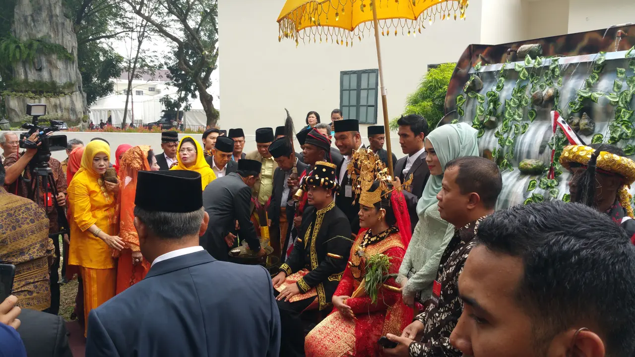 Prosesi Tu Tapian Raya Na Martua Kahiyang-Bobby