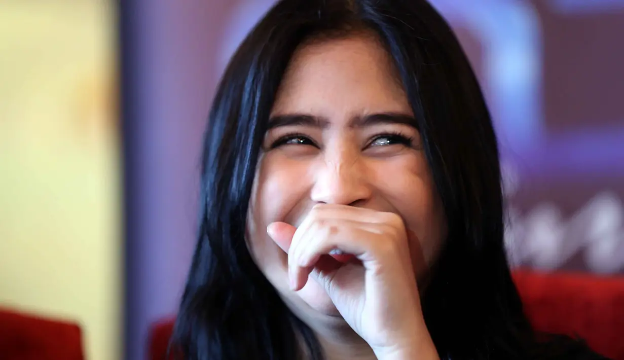 Artis cantik Prilly Latuconsina tidak menyangka film yang dibintangi Danur bisa memecahkan rekor. Mendapatkan rekor dari MURI. Hanya dalam lima hari setelah resmi diputar, mendapatkan sejuta lebih penonton. (Nurwahyunan/Bintang.com)