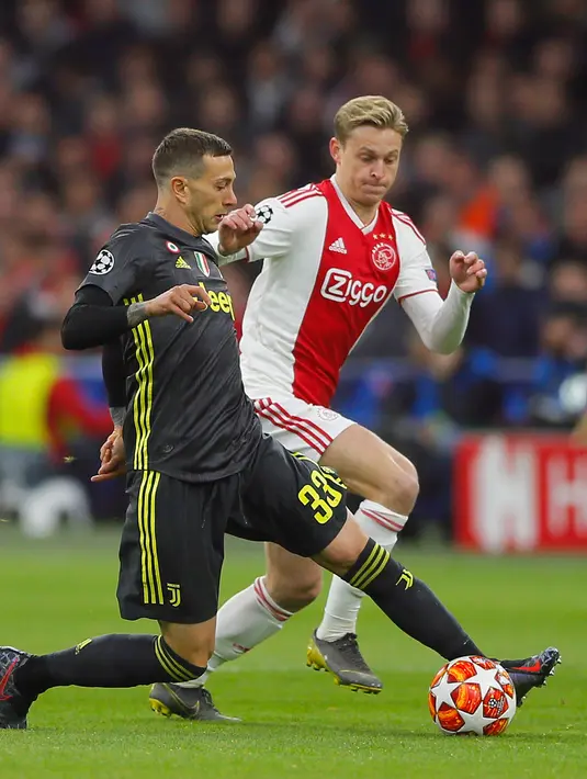 Gelandang Juventus, Federico Bernardeschi berebut bola dengan pemain Ajax Amsterdam, Frenkie de Jong pada laga pertama perempat final Liga Champions 2018-2019 di Amsterdam Arena, Rabu (10/4). Juventus harus puas bermain imbang 1-1 di kandang Ajax Amsterdam. (AP/Peter Dejong)