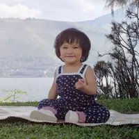 Rumah tangga Atiqah Hasiholan dan Rio Dewanto semakin lengkap dengan kehadiran Salma. Anak yang lahir 23 Juni 2017 itu mempunyai wajah yang sangat lucu dan menggemaskan. (Foto: instagram.com/atiqahhasiholan)