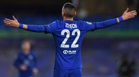 Gelandang Chelsea, Hakim Ziyech merayakan gol ke gawang Atletico Madrid pada pertandingan leg kedua babak 16 besar Liga Champions di Stamford Bridge di London pada 17 Maret 2021. Transfer Hakim Ziyech ke Paris Saint-Germain dilaporkan gagal terwujud akibat kesalahan Chelsea. (AFP/Ben Stansall)