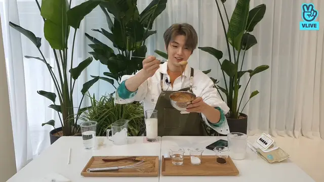 Kang Daniel membuat dalgona coffee (Vlive/ KANGDANIEL)