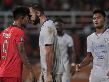 Laga keras dan momen perselisihan antar pemain kerap dilancarkan dalam pertandingan antara Borneo FC melawan Arema FC dalam leg kedua Final Piala Presiden 2022 yang berakhir imbang tanpa gol. (Bola.com/Ikhwan Yanuar)