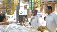 Wali Kota Semarang Hendrar Prihadi dan staf khusus Kemendag Eva Yuliana menemukan harga gula melebihi HET yang ditentukan. (foto : Liputan6.com / edhie prayitno ige)