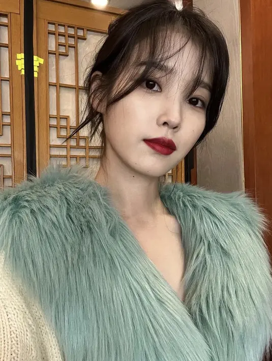 Tak hanya tampil natural, sesekali IU pun mengenakan lipstik merah boldnya. Dengan riasan mata bereyeliner hitam. Credit: Instagram: (@dlwlrma)