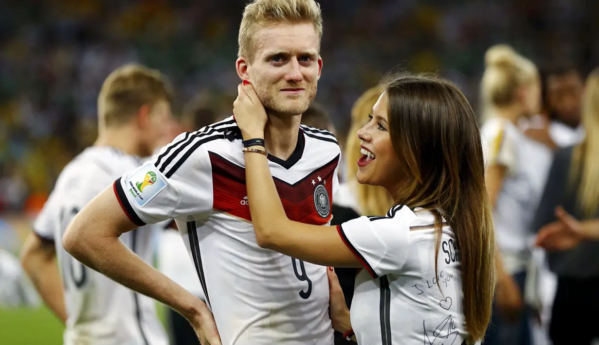 Gelandang Timnas Jerman, Andre Schuerrle (kiri), mendapat ucapan selamat dari kekasihnya, Montana Yorke, usai meraih gelar juara Piala Dunia 2014, Brasil, (14/7/2014). (REUTERS/Darren Staples)