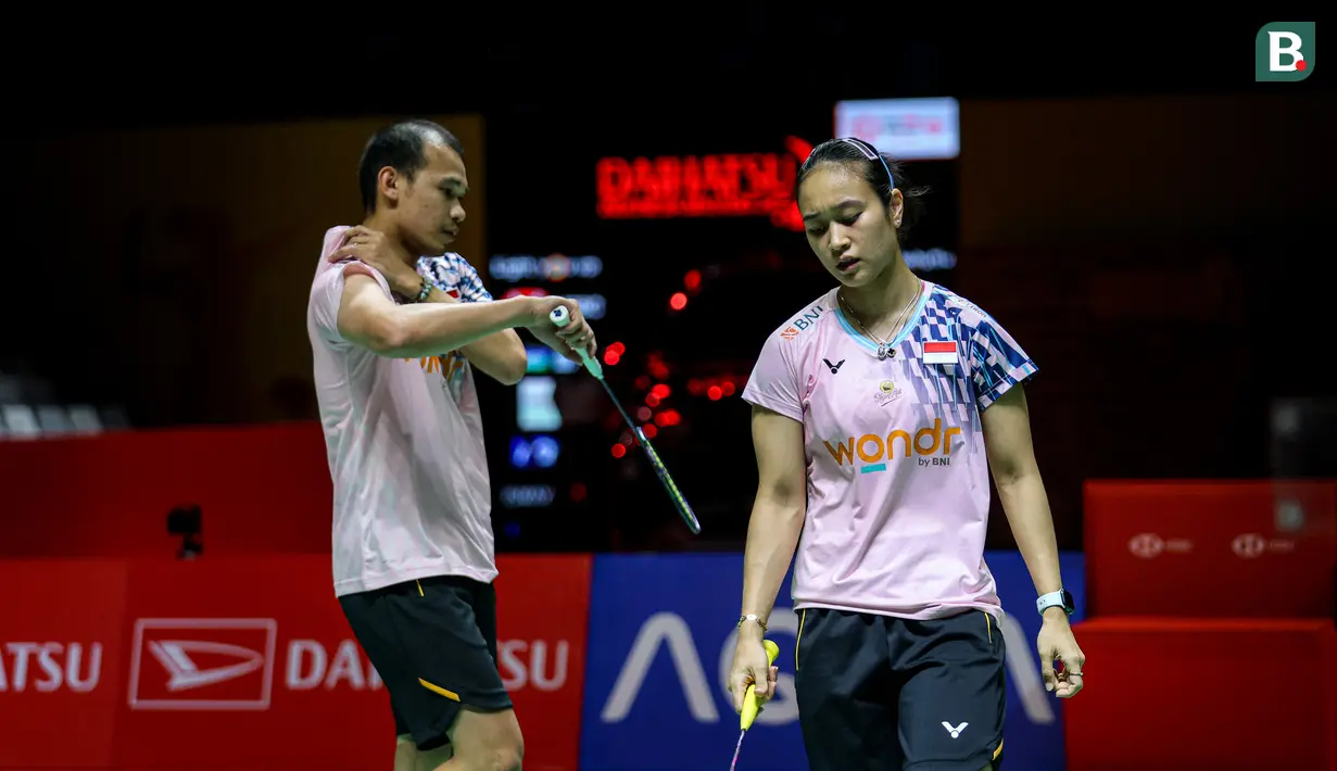 Ekspresi kecewa pebulu tangkis ganda campuran Indonesia, Rinov Rivaldy/Lisa Ayu Kusumawati setelah gagal mengembalikan kok ke arah pasangan Jepang, Hiroki Midorikawa/Natsu Saito dalam laga semifinal Indonesia Masters 2025 di Istora Senayan, Jakarta, Sabtu (25/01/2025). (Bola.com/Bagaskara Lazuardi)