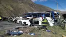 Penyelamat bekerja untuk mengevakuasi bus pembawa turis asal Kolombia dan Venezuela yang terlibat kecelakaan di Pifo, Ekuador, Selasa (14/8). Menurut pejabat keamanan Ekuador, sebagian besar korban adalah warga Kolombia. (HO/Fire Brigade of Quito/AFP)