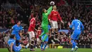 Cristiano Ronaldo yang sedang dalam kondisi terbaiknya berusaha menjebol gawang Atletico Madrid yang dijaga Jan Oblak. (AFP/Paul Ellis)