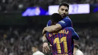 Selebrasi Suarez bersama Ousmane Dembele pada laga semfinal Copa Del Rey yang berlangsung di stadion Santiago Bernabeu, Madrid, Kamis (28/2). Barcelona menang 3-0 atas Real Madrid. (AFP/Oscar Del Pozo)