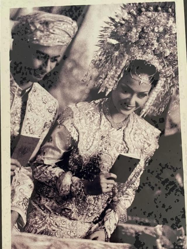 Potret Ersa Mayori dan suami dengan buku nikah (Sumber: Instagram/ersamayori)