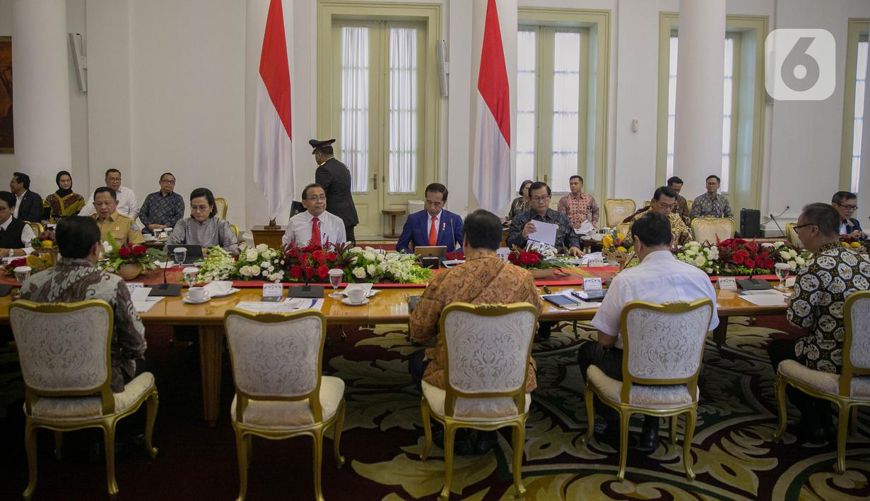 Presiden Joko Widodo memimpin rapat terbatas bersama para menteri di Istana Kepresidenan Bogor, Jakarta, Selasa (4/2/2020). Ratas tersebut membahas kesiapan menghadapi dampak virus Corona. (Liputan6.com/Faizal Fanani)