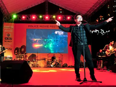 Grup band Kerispatih memeriahkan malam penganugerahan Police Movie Festival 2015 di Central Park, Jakarta, Sabtu (13/6). (Liputan6.com/Yoppy Renato)