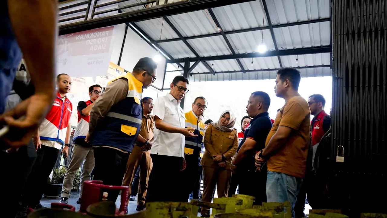Wakil Menteri Energi dan Sumber Daya Mineral (ESDM) Yuliot turun langsung peninjauan di Pangkalan LPG Emil Gas di Kecamatan Panyabungan Utara, Kabupaten Mandailing Natal, Sumatera Utara, Selasa (23/12).