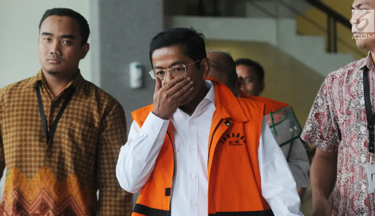 Tersangka mantan Menteri Sosial Idrus Marham usai menjalani pemeriksaan perdana pascaditahan, Gedung KPK, Jakarta, Jumat (7/9). Idrus terlihat mengenakan rompi tahanan KPK. (Merdeka.com/Dwi Narwoko)