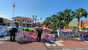 Demo mahasiswa di Surabaya. (Merdeka.com/Erwin Yohanes)