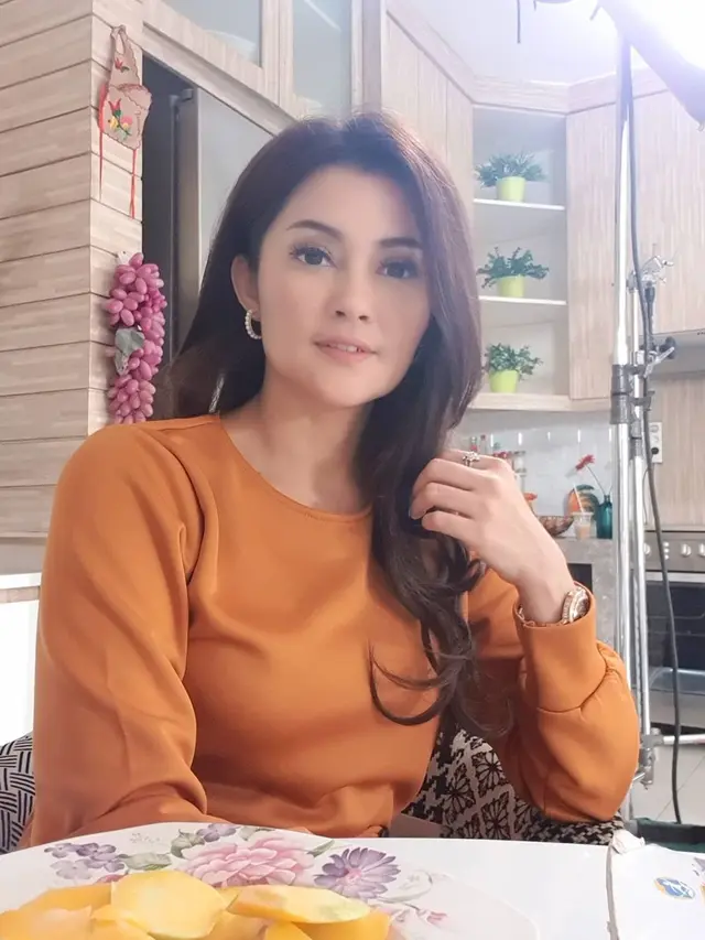 6 Pesona Ratu Dewi Imasy yang Awet Muda Bak ABG