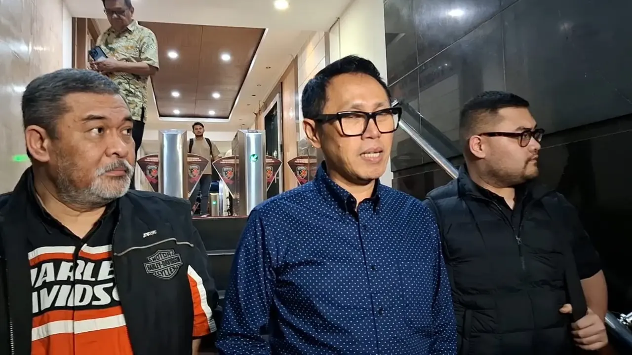Anggota DPR RI nonaktif sekaligus pelawak Eko Hendro Purnomo alias Eko Patrio saat bertandang ke Polda Metro Jaya, Jumat (12/9/2025) malam.