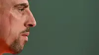 Ekspresi pemain Bayern Munchen, Franck Ribery, saat menghadiri konferensi pers jelang melawan Juventus di babak 16 besar Liga Champions di Munchen, Jerman, (15/3/2016). (AFP/Christof Stache)