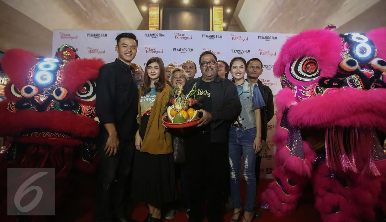 Calon Gubernur Banten Rano Karno foto bersama dengan sejumlah artis saat menghadiri  pemutaran perdana Film berjudul ‘The Last Barongsai’ di Jakarta, Jumat (20/1). Film ini diproduksi oleh Karnos Film. (Liputan6.com/Faizal Fanani)