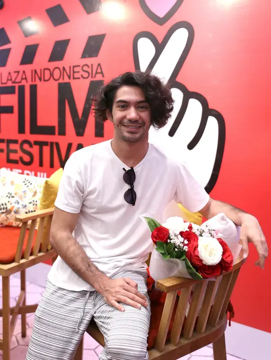 "Saya bersyukur punya keluarga yang saling menghargai satu sama lain. Saling menghormati," tutur Reza Rahadian di sela-sela promo film The Gift ke kantor redaksi Liputan6.com, Senin (14/5/2018). (Daniel Kampua/Bintang.com)