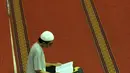 Umat muslim membaca Al-Quran pada hari ke-28 bulan suci Ramadan di Masjid Istiqlal, Jakarta, Selasa (12/6). Sejumlah umat muslim meningkatkan ibadah mereka dengan itikaf di Masjid Istiqlal jelang berakhirnya Ramadan. (Liputan6.com/Helmi Fithriansyah)