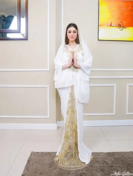 Celine sendiri juga beberapa kali terlihat menggunakan busana kaftan dalam akun Instagram. Penampilannya saat memakai kaftan dan kerudung pun tak lepas dari sorotan netizen. (Liputan6.com/IG/@celine_evangelista)