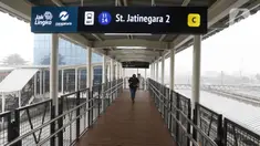 Warga melintasi jembatan penghubung Halte TransJakarta dengan  Stasiun Jatinegara di Jakarta Timur, Rabu (4/1/2023). PT Transportasi Jakarta (Transjakarta) merampungkan pengerjaan Halte Stasiun Jatinegara 2 yang terintegrasi langsung dengan Stasiun Kereta Api Jatinegara. (Liputan6.com/Herman Zakharia)