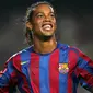 Ronaldinho meraih penghargaan Ballon d'Or 2005 setelah mampu mengantarkan Barcelona meraih gelar Liga Spanyol, Liga Champions, dan Liga Super Spanyol, serta Piala Konfederasi FIFA untuk Timnas Brasil pada musim 2004/05. Padahal, saat itu nilai pasarnya masih mencapai 54 juta euro. (AFP/Lluis Gene)