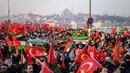 Dalam aksinya, pengunjuk rasa mendesak penghentian segera genosida oleh Israel di Gaza. (Yasin AKGUL/AFP)