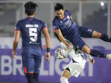 Pemain Arema FC, Rizky Dwi (kanan) berebut bola dengan pemain PSIS, David Maulana saat laga pekan keempat BRI Liga 1 2021/2022 di Stadion Madya, Jakarta, Sabtu (25/09/2021) WIB. Arema FC harus puas bermain imbang tanpa gol saat bersua PSIS Semarang. (Bola.com/Bagaskara Lazuardi)