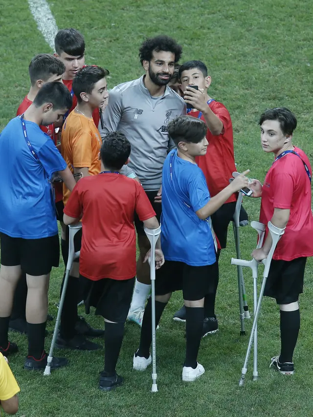 Momen Bocah Tanpa Kaki Unjuk Kebolehan di Depan Mohamed Salah
