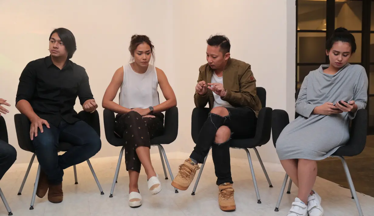 Dienan Silmy, selaku produser mengungkapkan alasan mengapa film ini ditujukan untuk masyarakat berusia 21 tahun ke atas. Konten dan cara penyampaian film ini yang menjadi hal utamanya. (Adrian Putra/Bintang.com)