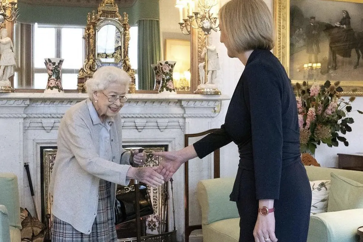 Sebelum wafat,  Ratu Elizabeth Kenakan Rok Motif Tartan yang Dibuat Khusus Tahun 1853