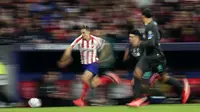 Bek Atletico Madrid, Santiago Arias menggiring bola saat bertanding melawan Liverpool pada pertandingan leg pertama babak 16 Liga Champions di stadion Wanda Metropolitano di Madrid, Spanyol, Selasa (18/2/2020). Atletico Madrid menang tipis atas Liverpool 1-0. (AP Photo/Manu Fernandez)