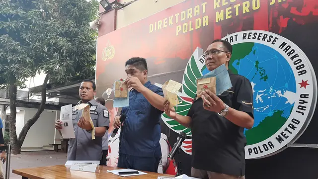 Polisi tangkap perempuan berinisaial L, yang merupakan anak aktivis Sri Bintang Pamungkas terkait kasus narkoba. (Liputan6.com/Yopi Makdori)