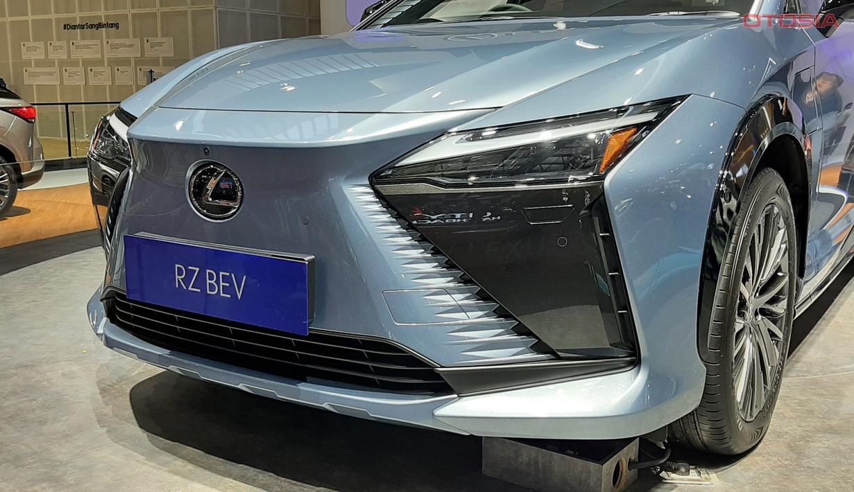 Facia depan Lexus RZ 450e BEV tampil dengan desain futuristis dan moder yang dipenuhi tarikan garis tegas. Bahasa desain Lexus 'Spindle Grill' tetap dipertahankan untuk menguatkan identitasnya sebagai sebuah Lexus. Baterai yang digunakan berkapasitas 71,4 kWh yang dapat menjalankan mobil ini hingga 400 km dalam kondisi baterai terisi penuh.