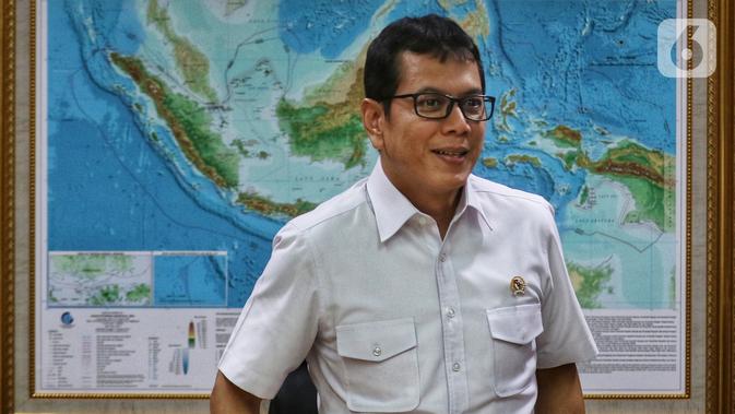 Menteri Pariwisata dan Ekonomi Kreatif Wishnutama saat menerima kunjungan jajaran Emtek dan SCM Group di Kantor Kemenpar, Jakarta, Jumat (8/11/2019). Kunjungan tersebut untuk membahas kerja sama di sektor media. (Liputan6.com/JohanTallo)
