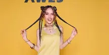 Cinta Laura tampil stunning saat hadir di acara AW2025 Onitsuka Tiger di Milan Fashion Week 2025. Cinta pun memilih tampil playful dengan busana yang dikenakan. Duduk di front row, terlihat Cinta Laura tampil mengenakan mini dress spaghetti strap warna kuning. Gayanya tampak santai namun chic. [@claurakiehl]