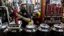 Pekerja mengemas biji kopi di salah satu gerai kopi di kawasan Jakarta, Rabu (24/3/2021). Tahun ini pemerintah menargetkan produksi kopi nasional sebesar 834.750 ton, naik dari tahun lalu sebanyak 769,7 ribu ton. (Liputan6.com/Johan Tallo)
