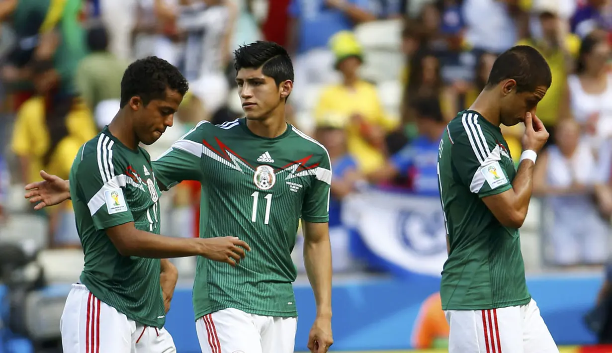 Tiga pemain Meksiko, Giovani Dos Santos, Alan Pulido dan Javier Hernandez (dari kiri ke kanan), tertunduk usai dikalahkan Belanda 1-2 di laga 16 besar Piala Dunia 2014 di Stadion Castelao, Fortaleza, (29/6/2014). (REUTERS/Dominic Ebenbichler) 