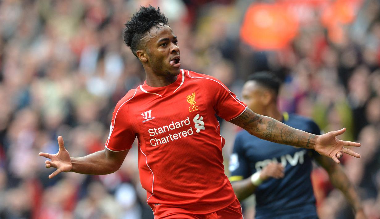 Raheem Sterling. Saat menerima Golden Boy edisi 2014, gelandang asal Inggris ini berusia 20 tahun dan tengah menjalani musim ke-4 atau terakhir bersama Liverpool. Selama dua musim, 2013/2014 dan 2014/2015 ia mampu menyumbang masing-masing di atas 10 gol bagi The Reds. (AFP/Paul Ellis)