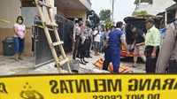 Sejumlah petugas Polsek Cinere mengevakuasi jenazah korban tersengat listrik di Perumahan Cinere Residence, Kecamatan Limo, Kota Depok. (Liputan6.com/Dicky Agung Prihanto)