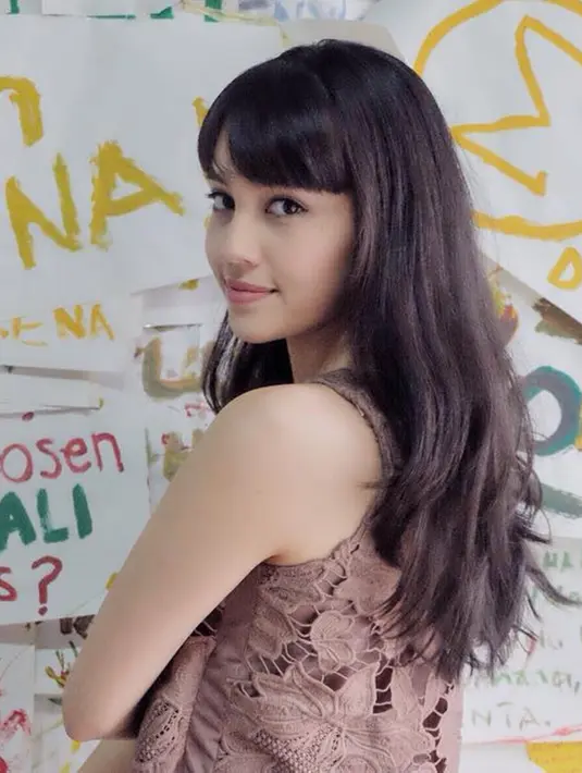Pemilik tinggi 163 cm ini termasuk dalam aktris hits Tanah Air. Gaya penampilannya yang menawan, berhasil membuat Anggika selalu tersorot oleh publik. Termasuk saat tampil berponi, banyak yang memujinya kian menawan. (Liputan6.com/IG/@anggikabolsterli)