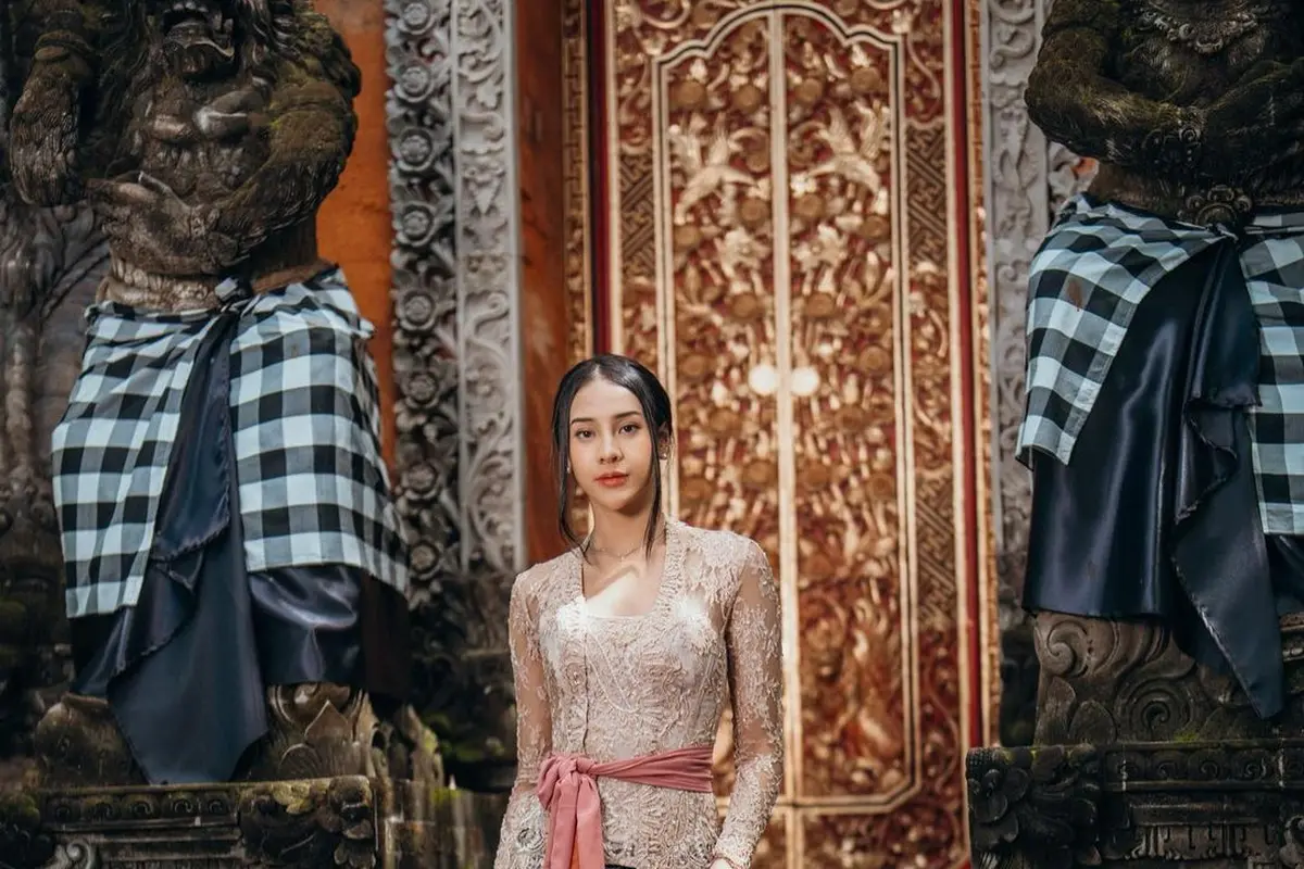 6 Adu Pesona Seleb kala Kenakan Kebaya Bali, Anya Geraldine, Fuji An, hingga Mahalini
