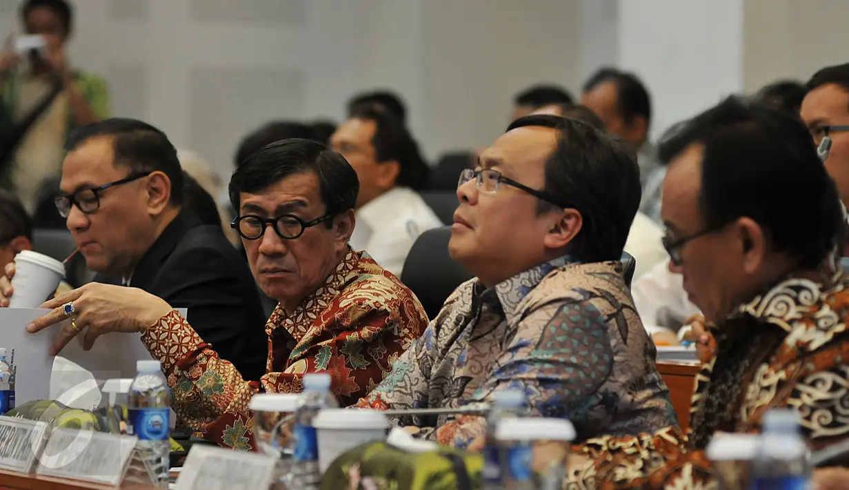 Menkumham Yasonna Laoly (kedua kiri), bersama Menteri Keuangan Bambang Brodjonegoro (kedua kanan) saat mengikuti rapat kerja dengan Banggar DPR, di Komplek Parlemen, Jakarta, Kamis (29/10/2015). (Liputan6.com/Johan Tallo)